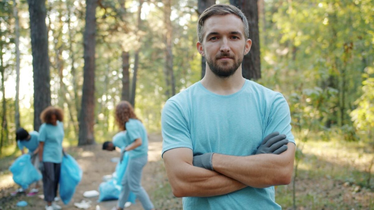 À propos Group of volunteers cleaning a forest area, promoting environmental awareness.